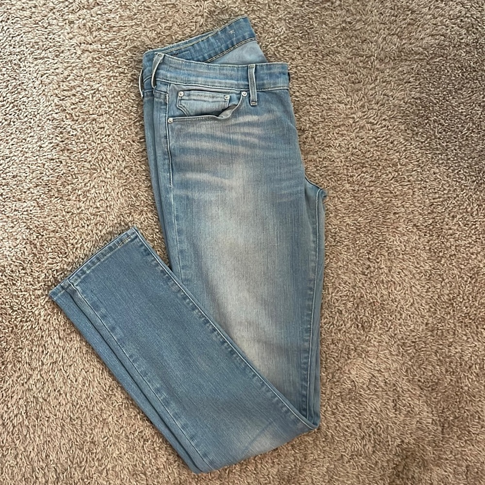 Levi’s Mid Rise Skinny Jean